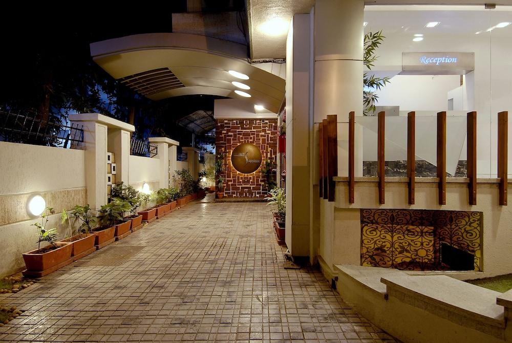 Hotel Planet Residency Мумбаи Экстерьер фото